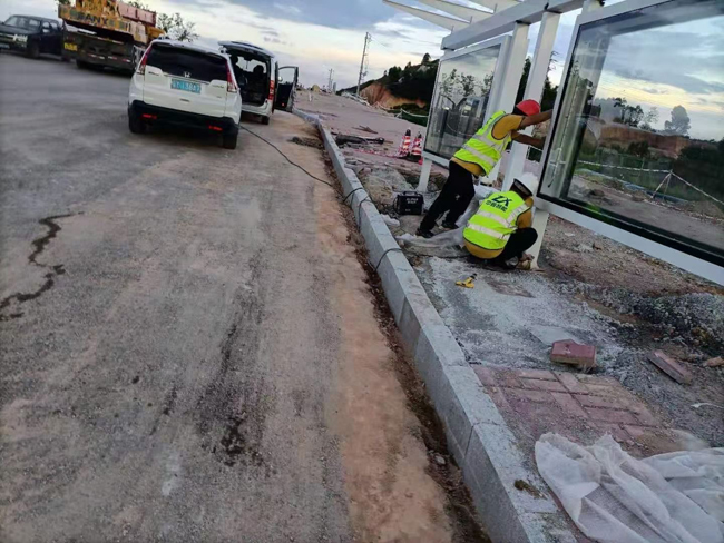 中鑫候車亭安裝現場